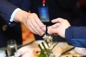 如何給領導敬酒說話技巧：能不能敬好酒全憑好口才