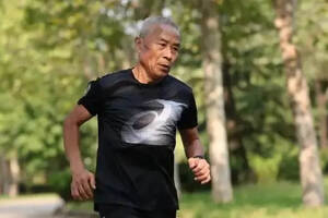 72歲大爺曬出5瓶老酒，網友感慨：極少見！都是80年代供銷社常賣