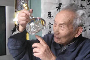 去超市選購白酒，無法開瓶品嘗，怎樣鑒優劣？試試2招，分秒可辨