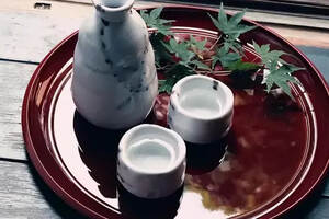 一壺酒，兩個人，三餐飯，四季花...