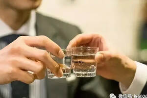 為什么喝完白酒后會感覺口渴？（為什么喝完白酒會覺得冷）