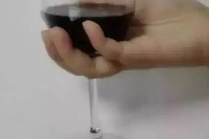 看她怎么拿紅酒杯，就知道她是什么樣的人