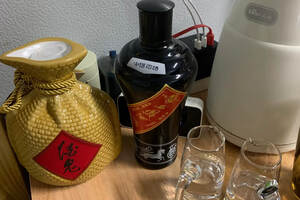 西鳳墨瓶和酒鬼黃壇哪個好（西鳳墨瓶和酒鬼黃壇品鑒分享）