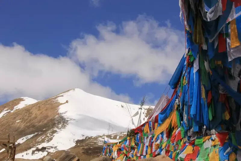 在海拔5013米的米拉山口掛經幡為親人祈福-西藏萬里行之八