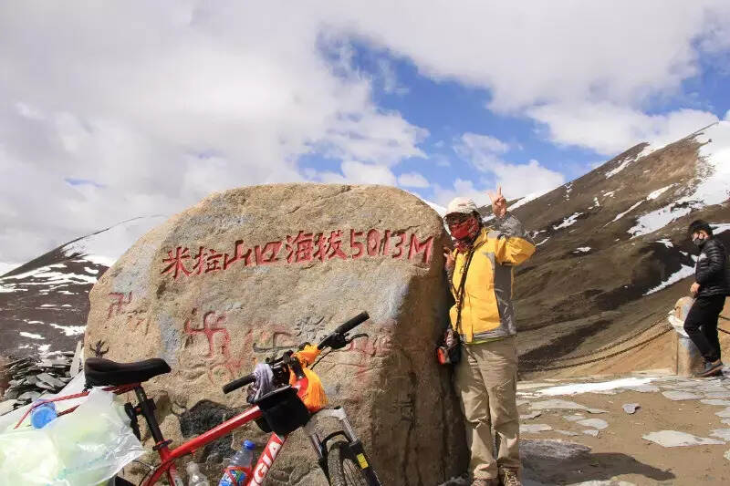 在海拔5013米的米拉山口掛經幡為親人祈福-西藏萬里行之八