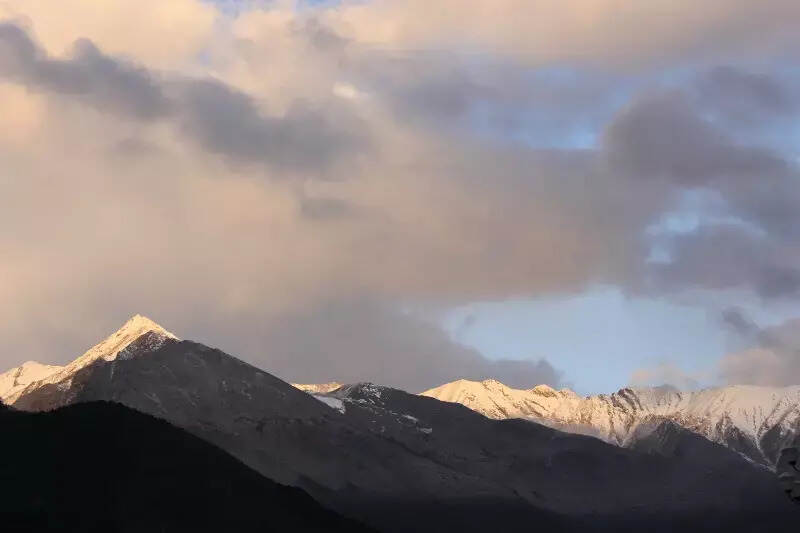 在海拔5013米的米拉山口掛經幡為親人祈福-西藏萬里行之八