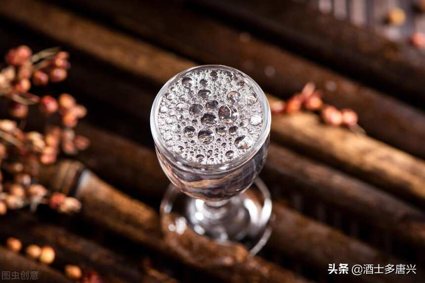 酒還在只認識五糧液和茅臺嗎？看完教會你不同酒桌選擇合適的白酒