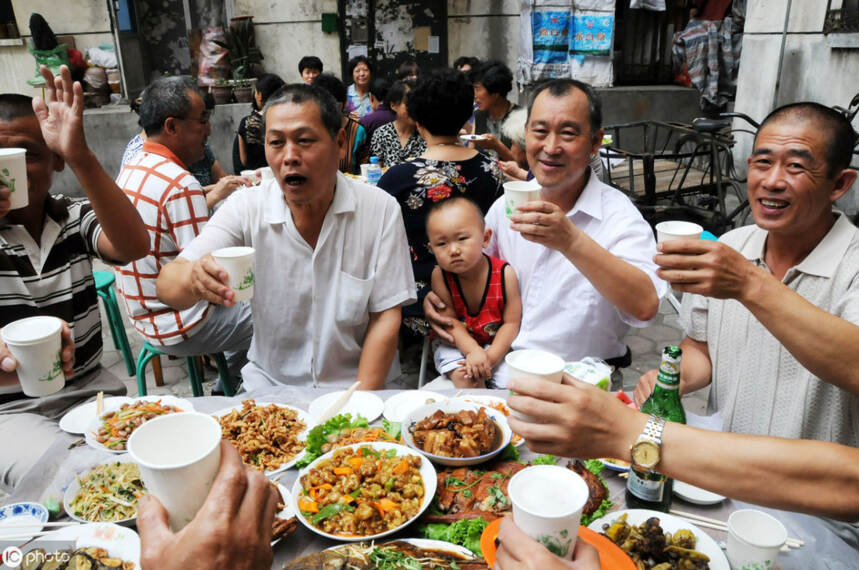 酒桌上喝酒，該你敬酒了，要怎么說合適？牢記這些話，終身受用