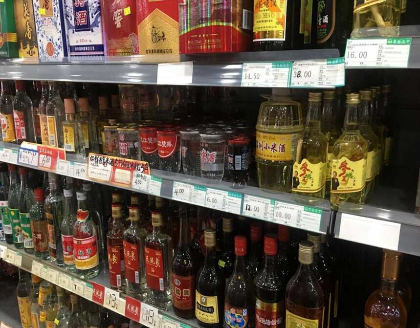 提醒：一旦上了年紀，“別”喝這5類酒，全是添加劑勾兌