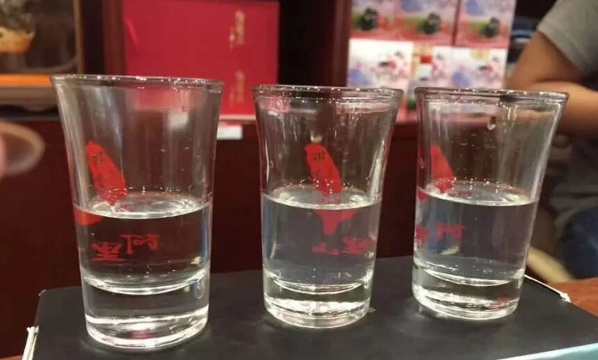 買白酒，甭管啥牌子，只要瓶身有“2記號”，再便宜也是純糧好酒