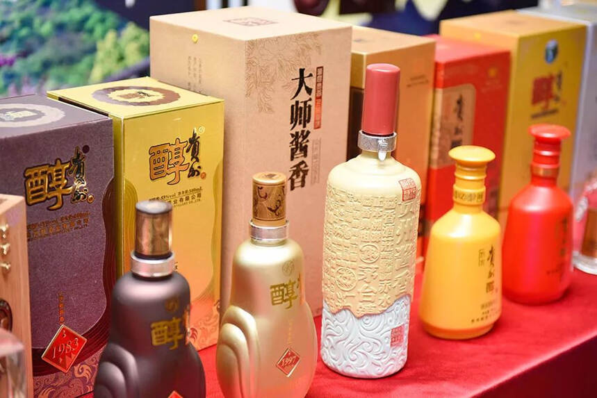 提醒：一旦上了年紀，“別”喝這5類酒，全是添加劑勾兌