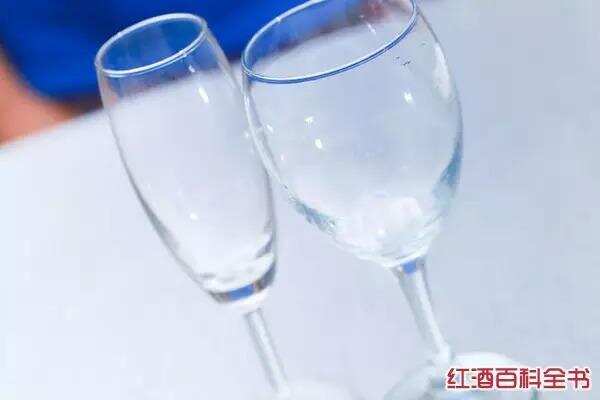 如何正確地清洗和儲存葡萄酒杯?