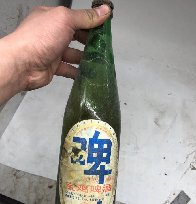 網友從床底下找出一瓶已故爺爺存的啤酒，能喝不？行家：看情況