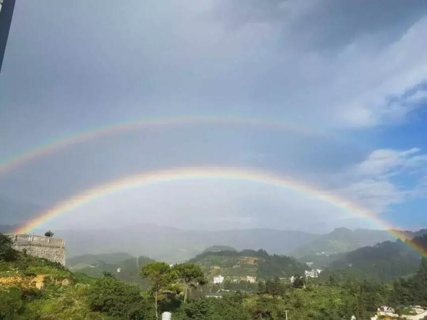 有一種天空藍叫仁懷，有一種彩虹在酒都