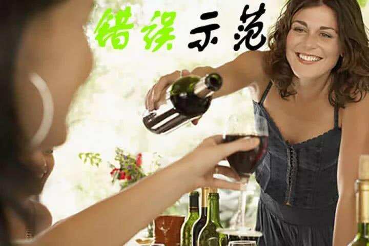 你們這些明星喝葡萄酒還能不能好好拿杯子了？