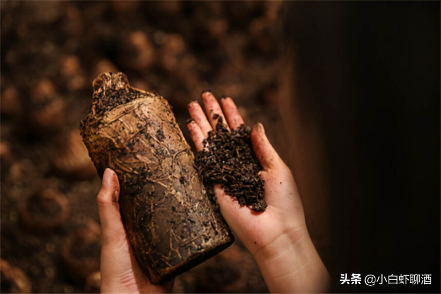 土埋酒是酒界“騙局”？茅臺沒有透明瓶身，優質好酒該如何保存