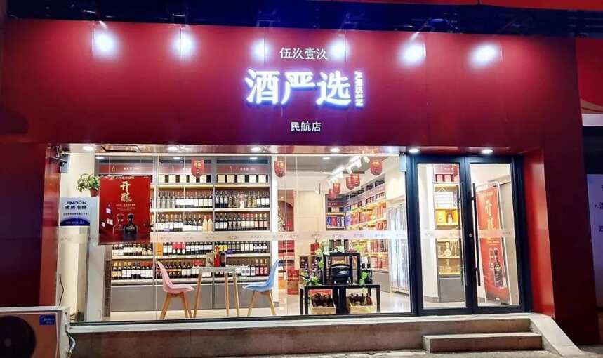 從街邊鐵皮屋到40多家門店，他為何總在生意好的時候轉型？