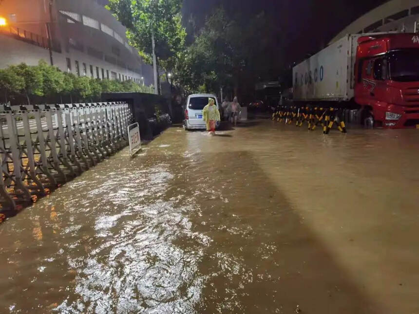 暴雨酒商群像：百萬捐款、丹尼斯休息區和救援138名民工