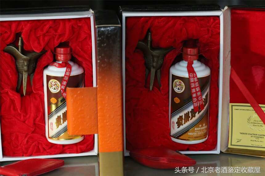 同樣日期的酒多年以后為什么一瓶是滿的一瓶還有一半