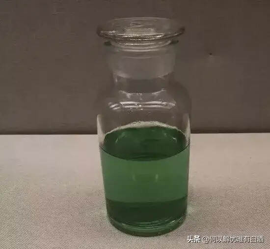 醬香型白酒是白色的還是微黃的？