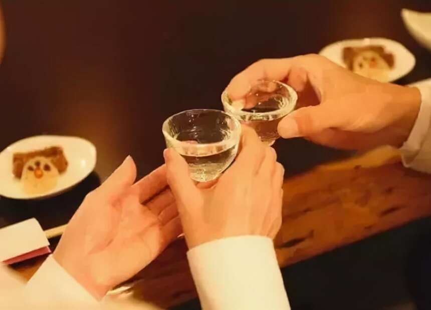 為什么國內外喝酒都要“碰杯”？