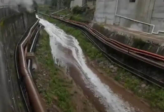 茅臺鎮一酒廠發生泄漏，大量醬酒流入河流，網友：醉蝦醉蟹搞起來