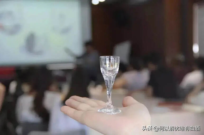 為什么有些人只喝醬酒？醬香型白酒到底有什么秘密？