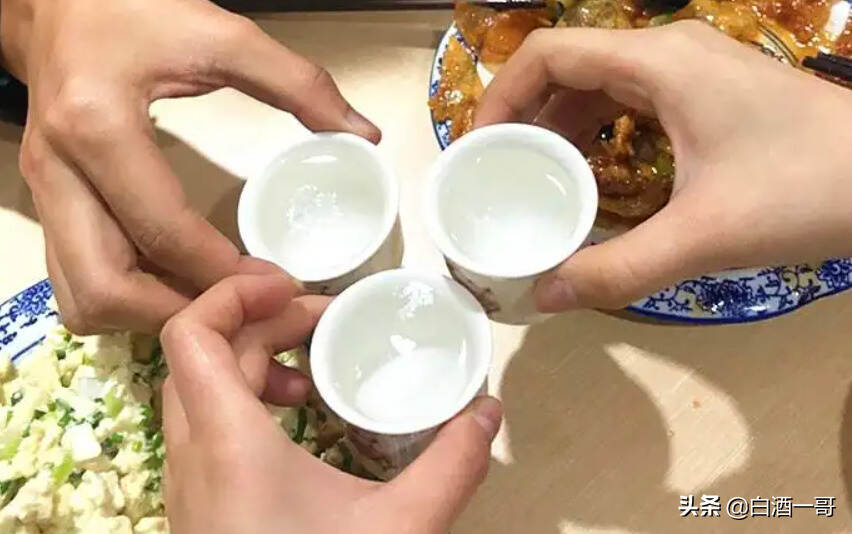 與人喝酒，為何一定要先“碰杯”？行家直言：其中隱含3個用意