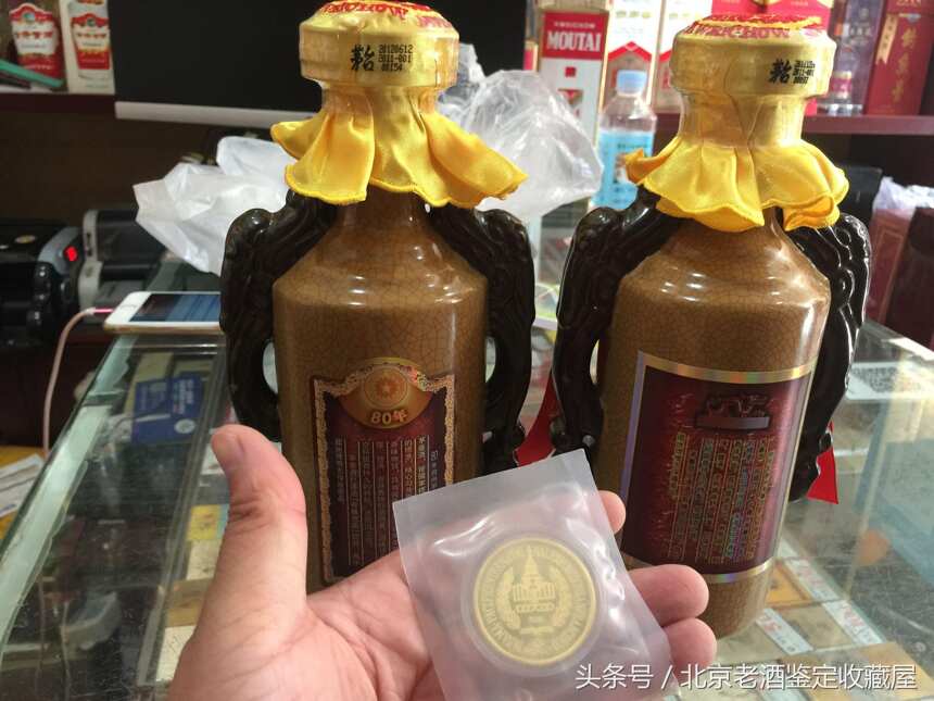 這一瓶茅臺包裝盒里面的小東西就值一萬多