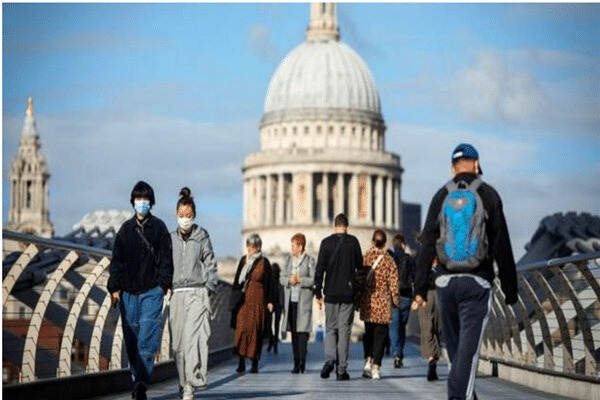 又有兩國復飛英國航班！單日新增5萬例，英警方開出多張罰單