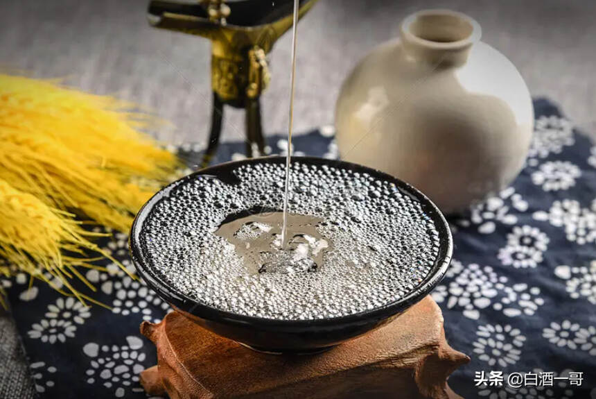 與人喝酒，為何一定要先“碰杯”？行家直言：其中隱含3個用意