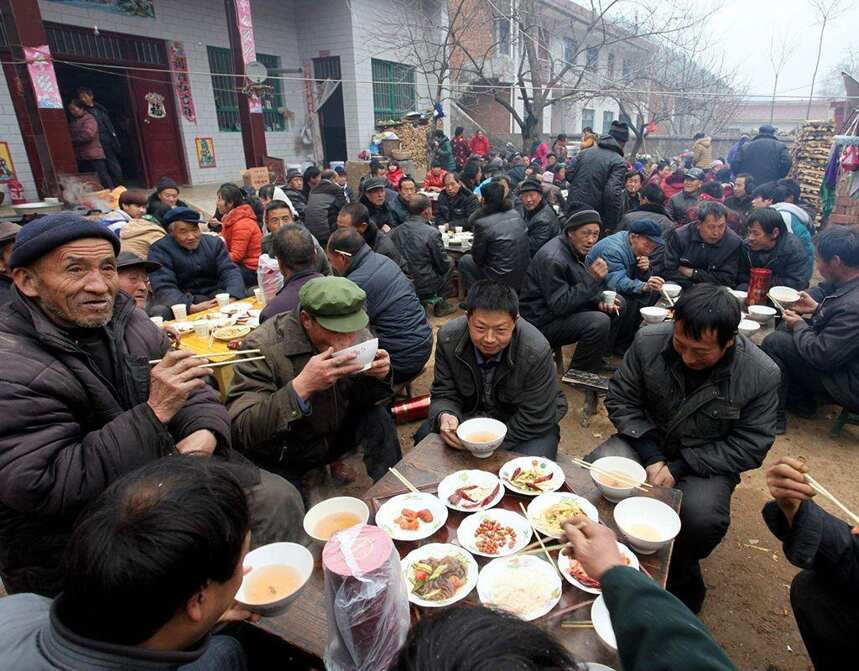 中秋回家，聊天找老人，吃酒席也要找老人，年輕人咋了