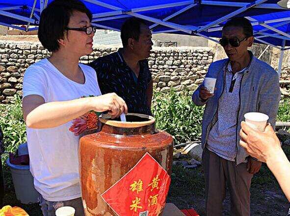 端午節喝雄黃酒的來歷，為避免蛇蟲的傷害但同時也具有毒性