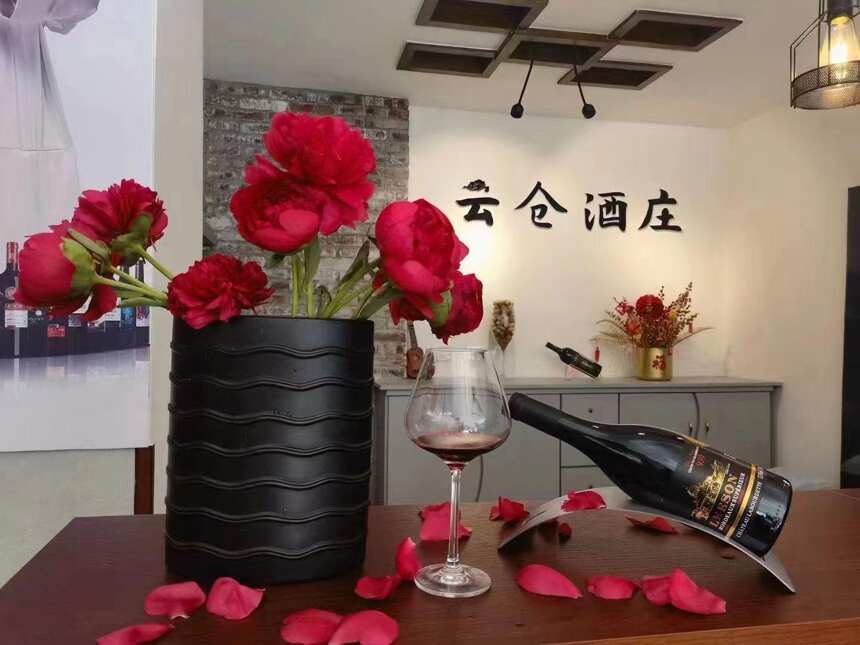 一桌豪華酒席，一款雷盛紅酒就夠了