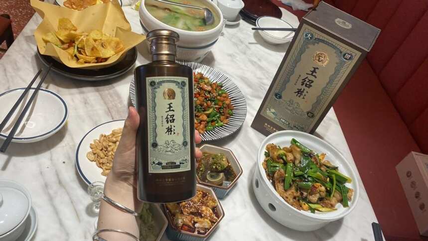 酒局上經常喝酒的人，為何旁邊總放著一瓶礦泉水？為你揭秘