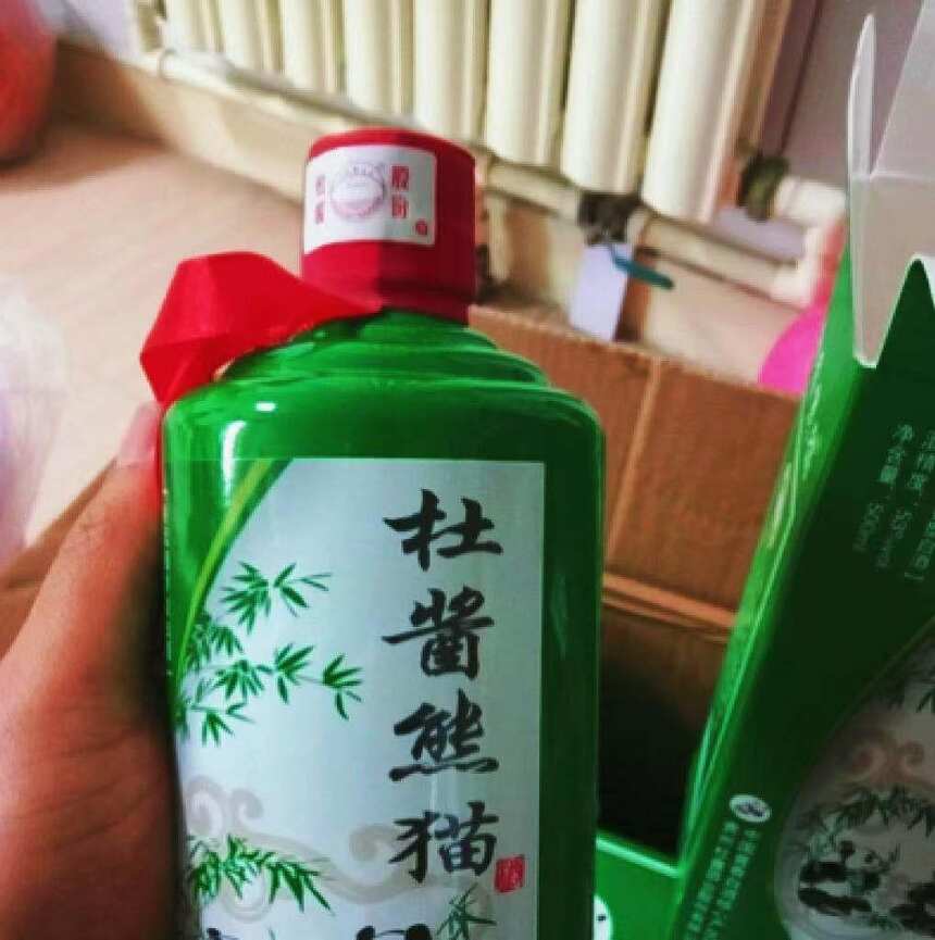 家樂福有一款“低調”酒，積壓在貨架底層落灰，導購員：不識貨