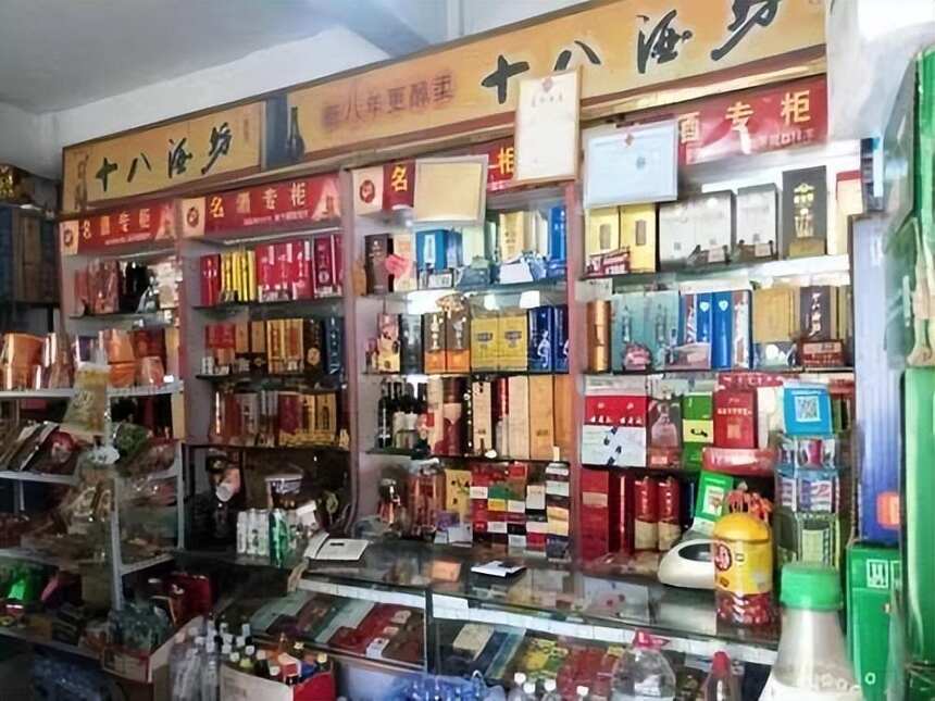 路邊昏暗的煙酒店，看起來沒生意卻一直開著門，究竟藏著啥玄機？