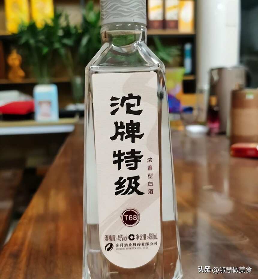 給人倒酒時，對方沖你“敲桌子”，是看不起你？建議了解別鬧笑話