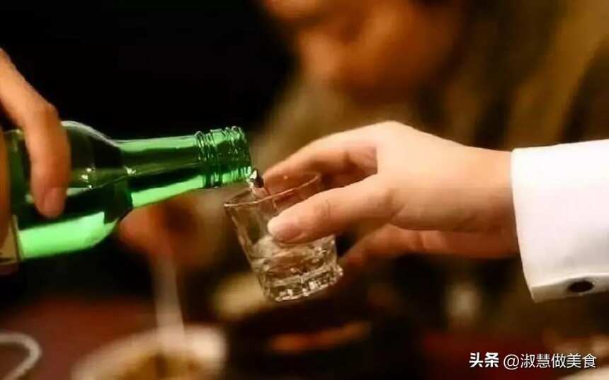 酒局上，不主動敬酒的人是裝清高？行家：這才是真正的“聰明人”