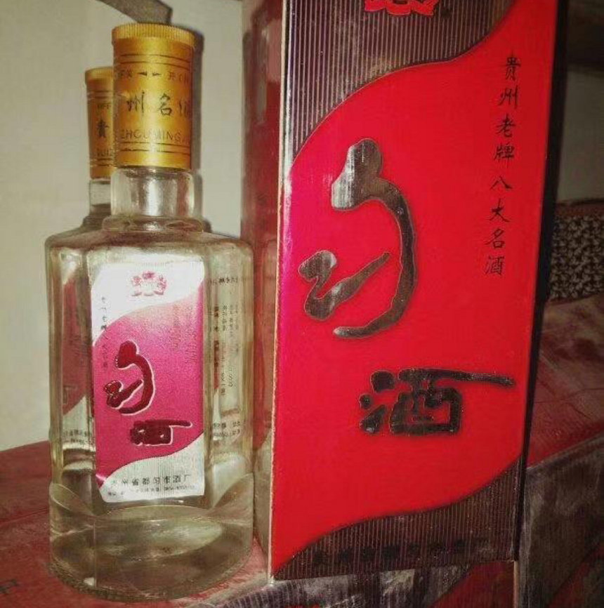 路邊昏暗的煙酒店，看起來沒生意卻一直開著門，究竟藏著啥玄機？