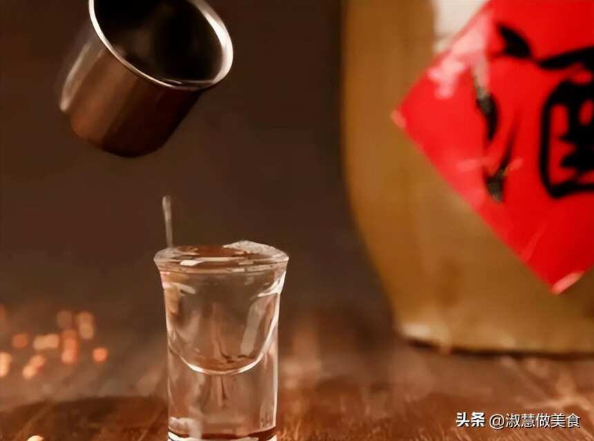 喝白酒的時候，為何行家喜歡在桌邊放一杯水？原來里面門道這么多