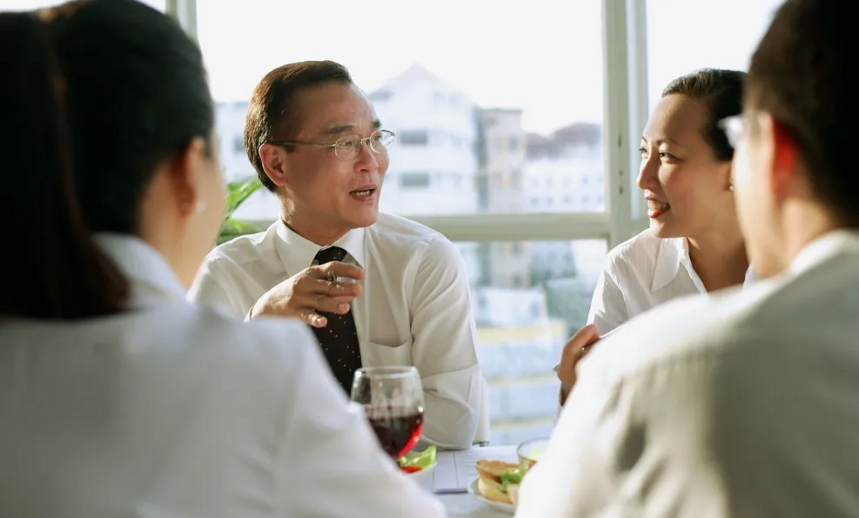 飯桌上，該你敬酒時，務必謹記2句“行話”，大家會對你另眼相看