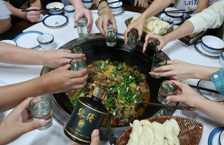 喝白酒時，旁邊放一杯白開水是為了“躲酒”？這三個好處建議了解