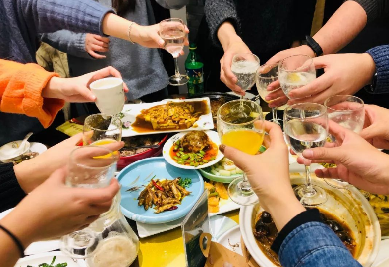 飯局上輪到你敬酒，擔心在領導面前說錯話？記住這4句就夠了