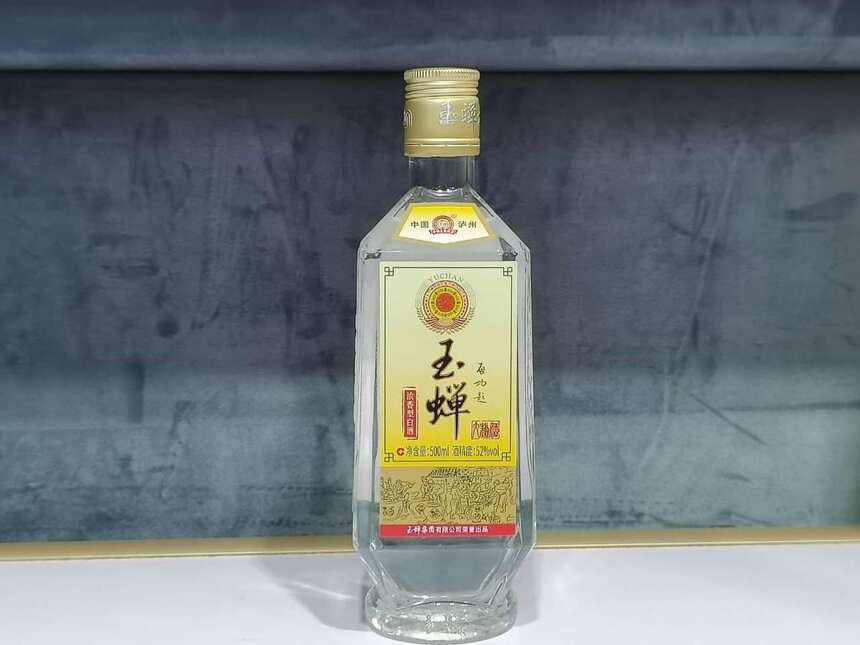 四川一白酒，因包裝廉價不起眼，行家卻整箱搬回家