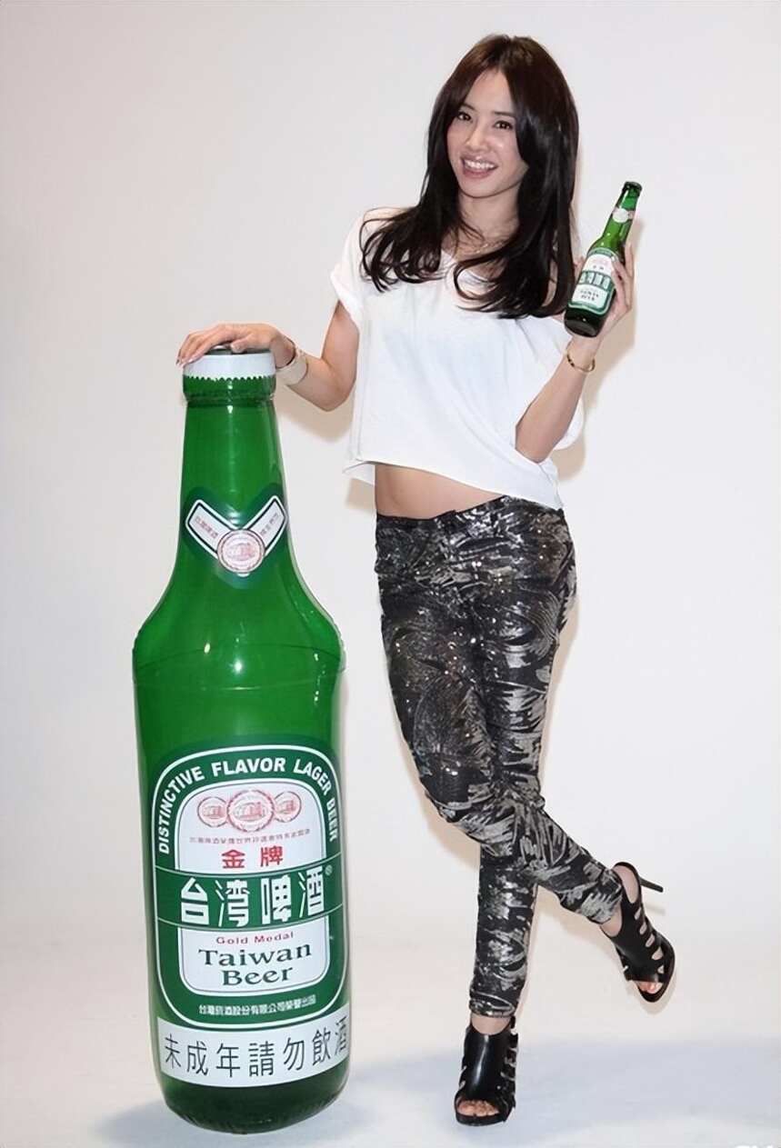 女明星喝起酒來到底有多猛？一個人干翻在場20多個男人