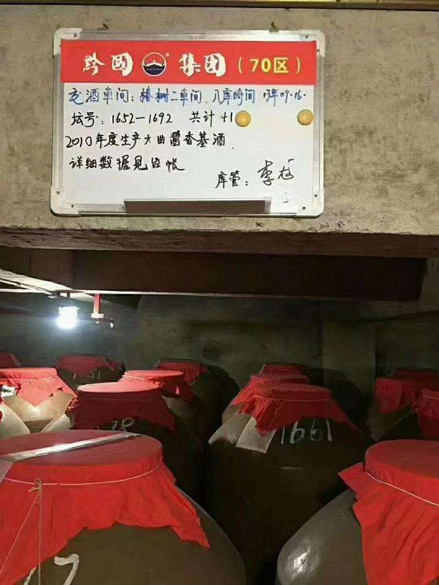 山東一老板給父親過壽，酒席結束卻將茅臺酒瓶都打碎，有何深意