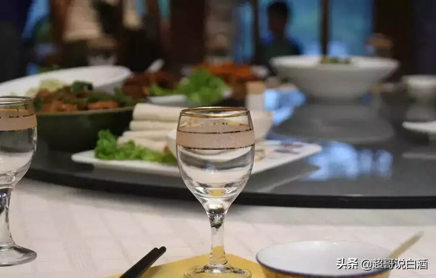 為什么礦泉水是喝醬酒的標配？