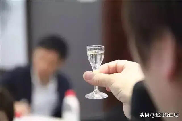 為什么礦泉水是喝醬酒的標配？