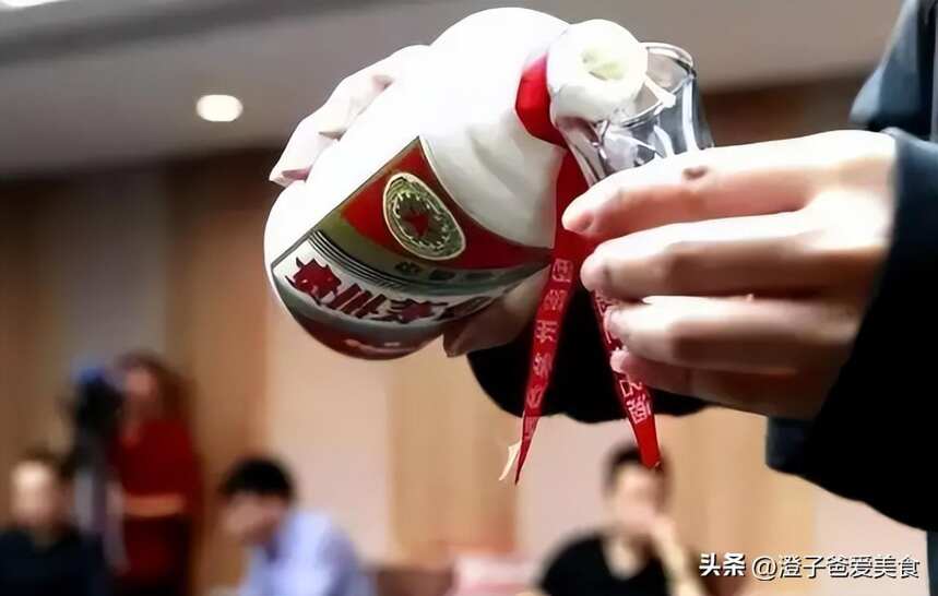 上海富豪愛藏酒，10年藏了80瓶茅臺，行家看完卻說：損失一套房